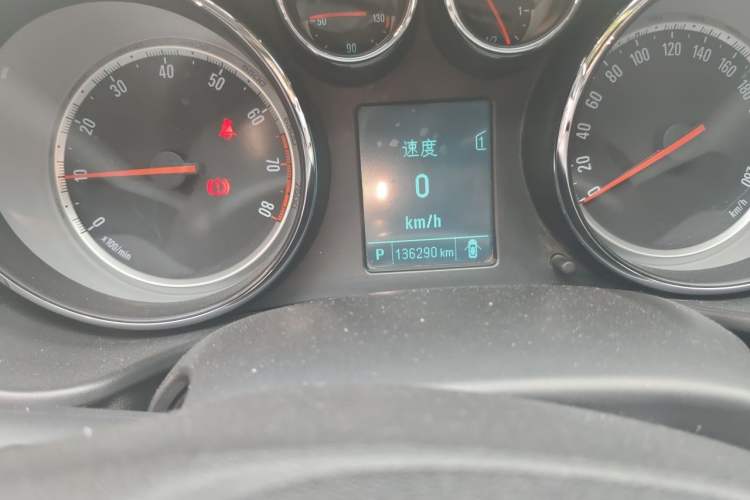 Used Buick Regal 2015 1.6T Leading Technology Model Odometer Close Up