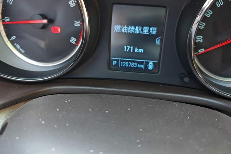 Used Buick Regal 2015 2.0L Leading Fashion Edition Odometer Close Up