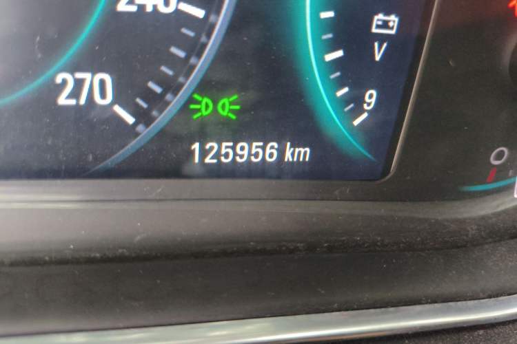 Used Buick Regal 2015 1.6T Elite Tech Model Odometer Close Up