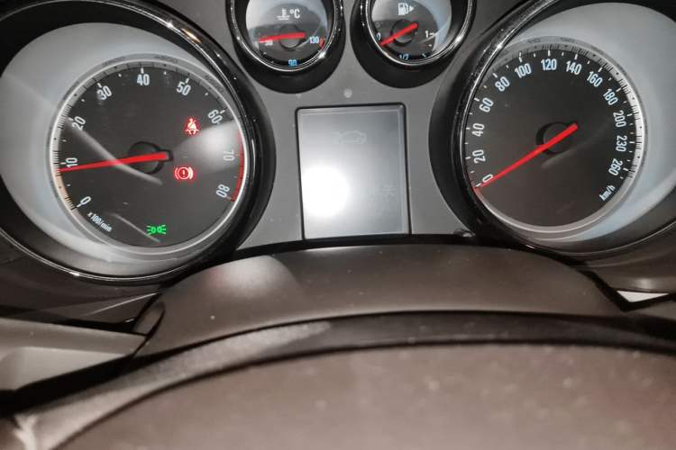 Used Buick Regal 2015 2.0L Leading Fashion Edition Odometer Close Up
