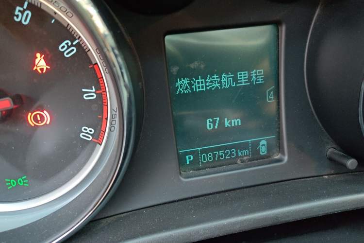 Used Buick Regal 2015 1.6T Leading Technology Model Odometer Close Up
