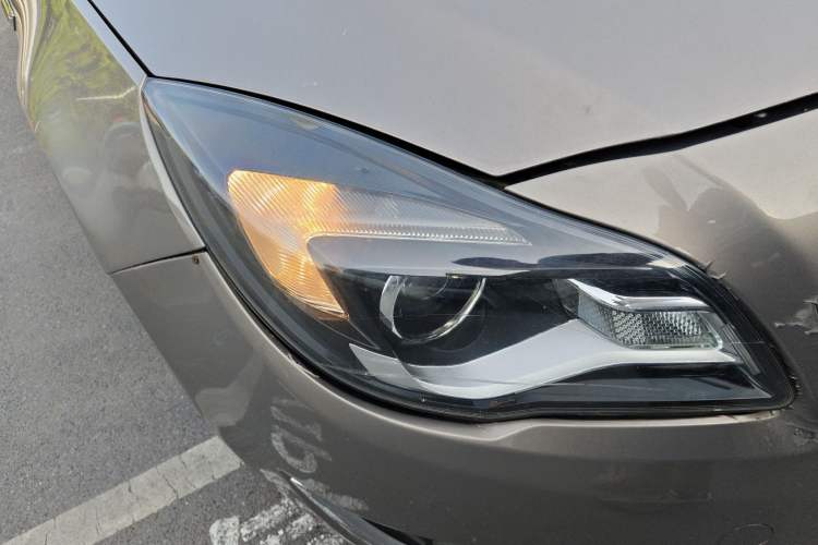 Used Buick Regal 2015 1.6T Leading Technology Model Right Front Headlight