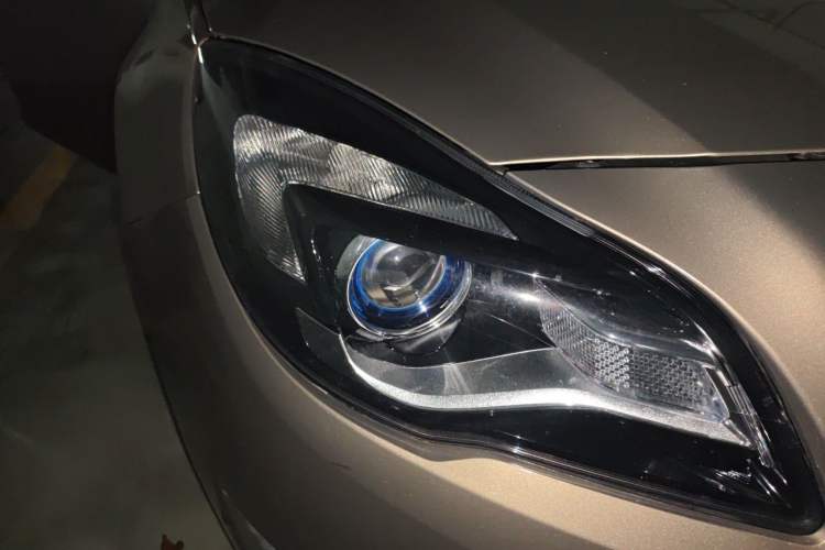 Used Buick Regal 2015 1.6T Leading Technology Model Right Front Headlight