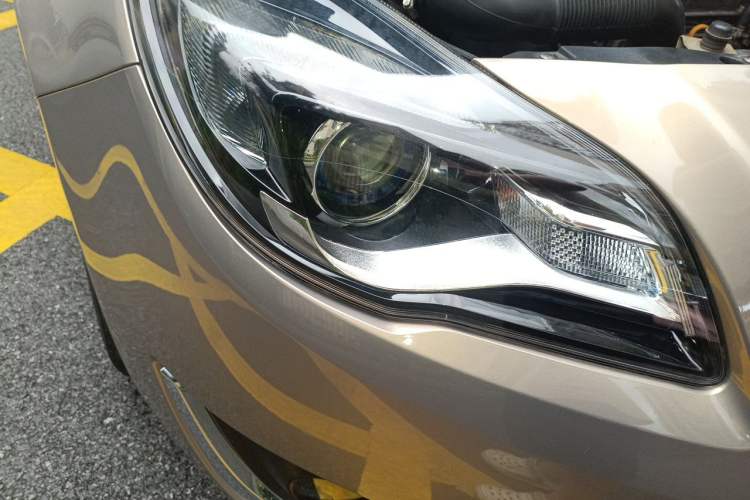 Used Buick Regal 2015 1.6T Leading Technology Model Right Front Headlight