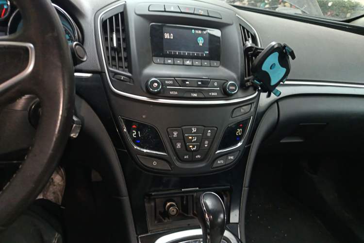 Used Buick Regal 2015 1.6T Leading Technology Model Audio And AC Panel