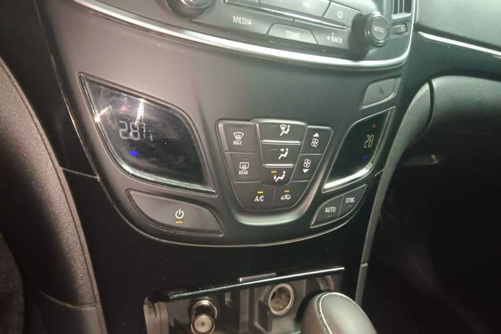 Used Buick Regal 2015 1.6T Leading Technology Model Audio And AC Panel