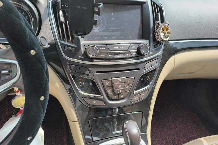 Used Buick Regal 2015 2.0L Elite Fashion Edition Audio And AC Panel