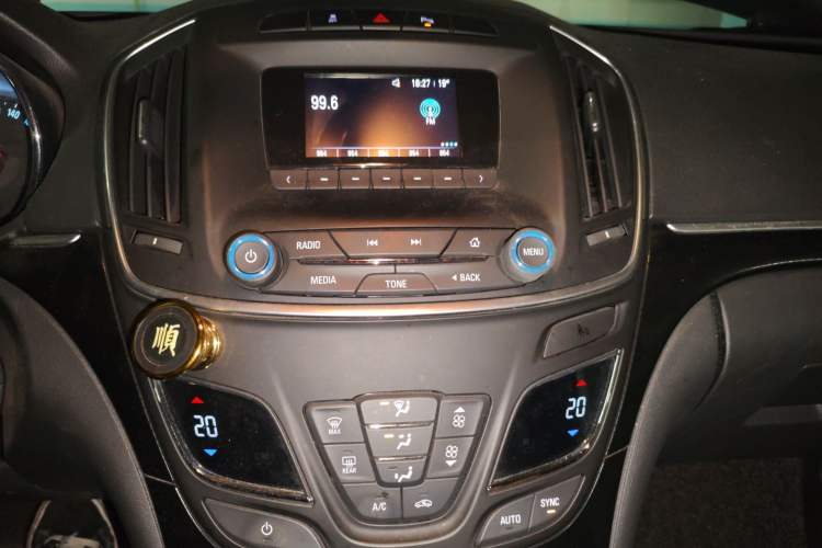 Used Buick Regal 2015 1.6T Fashion Tech Model Audio And AC Panel