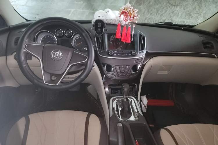 Used Buick Regal 2015 2.0L Leading Fashion Edition Center Console