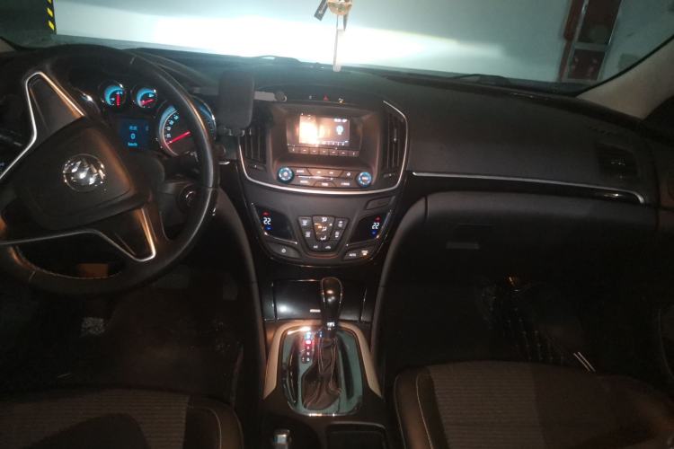 Used Buick Regal 2015 1.6T Leading Technology Model Center Console