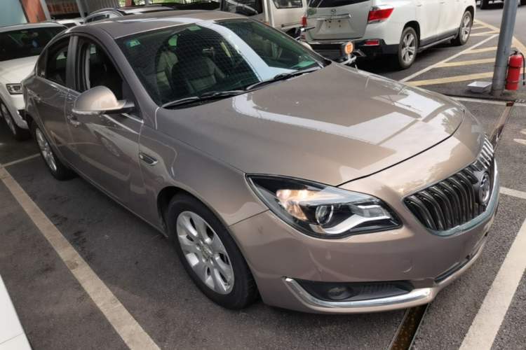 Used Buick Regal 2015 1.6T Fashion Tech Model Front Right 45 Deg
