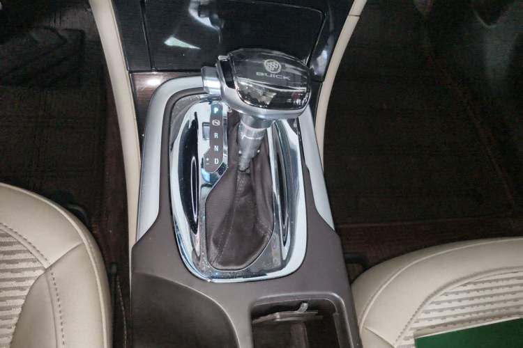 Used Buick Regal 2015 2.0L Leading Fashion Edition Gear Lever