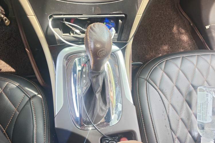 Used Buick Regal 2015 2.0L Leading Fashion Edition Gear Lever