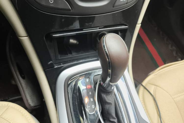 Used Buick Regal 2015 2.0L Leading Fashion Edition Gear Lever