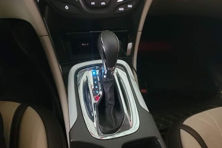 Used Buick Regal 2015 2.0L Leading Fashion Edition Gear Lever