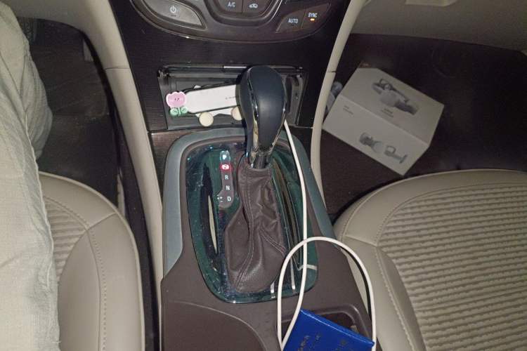 Used Buick Regal 2015 2.0L Leading Fashion Edition Gear Lever