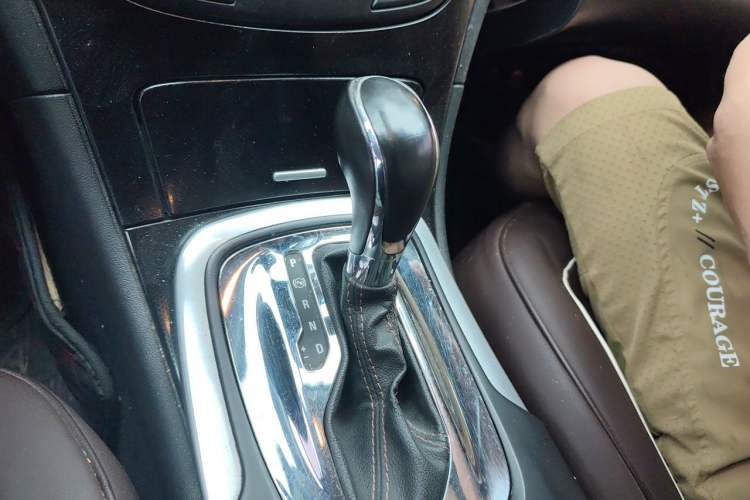 Used Buick Regal 2015 1.6T Elite Tech Model Gear Lever