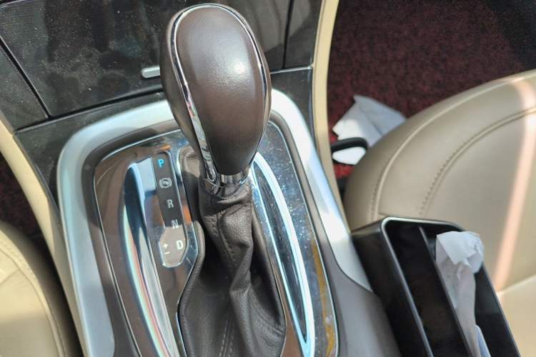 Used Buick Regal 2015 2.0L Elite Fashion Edition Gear Lever