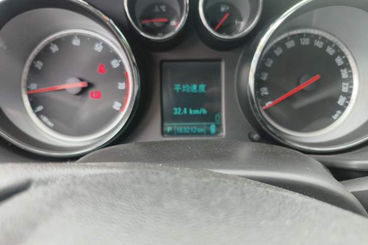 Used Buick Regal 2015 1.6T Leading Technology Model Odometer Close Up