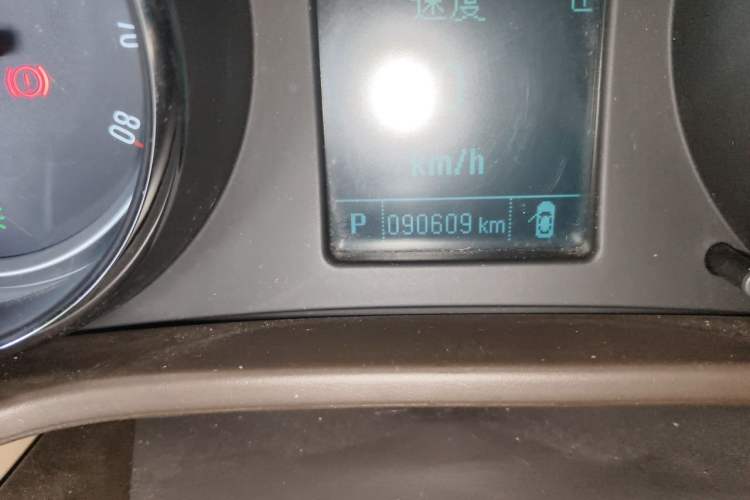 Used Buick Regal 2015 2.0L Leading Fashion Edition Odometer Close Up