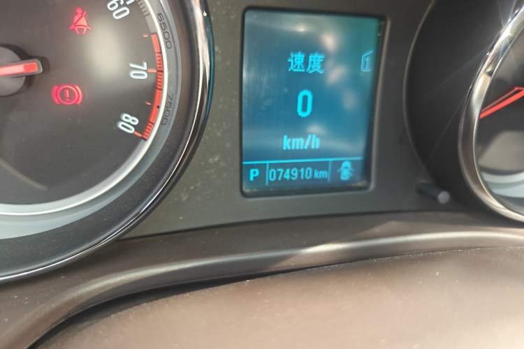 Used Buick Regal 2015 2.0L Leading Fashion Edition Odometer Close Up