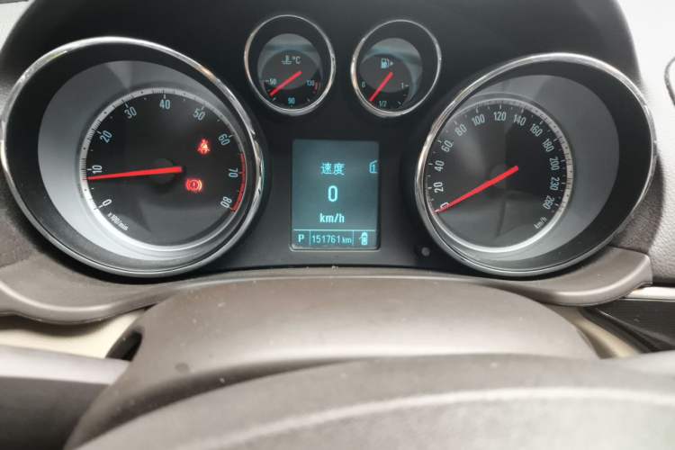Used Buick Regal 2015 2.0L Leading Fashion Edition Odometer Close Up