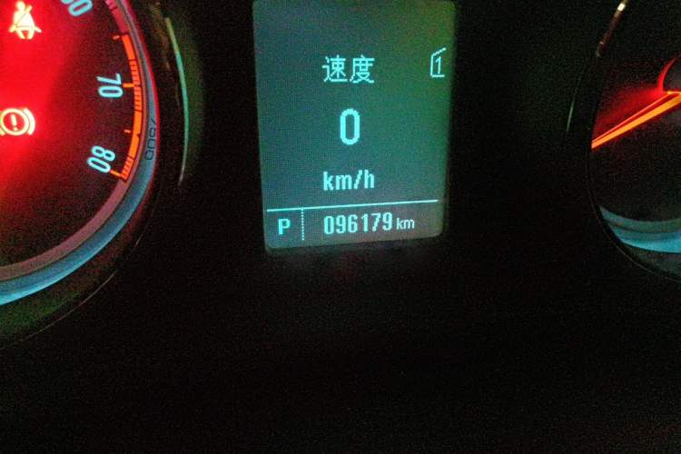 Used Buick Regal 2015 2.0L Leading Fashion Edition Odometer Close Up