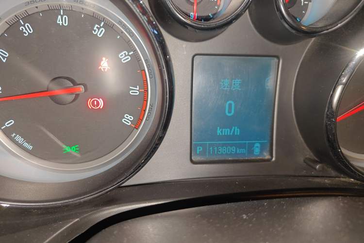 Used Buick Regal 2015 1.6T Leading Technology Model Odometer Close Up
