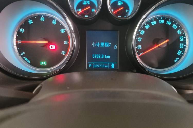 Used Buick Regal 2015 2.0L Leading Fashion Edition Odometer Close Up