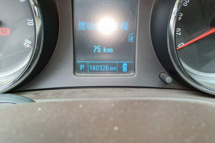 Used Buick Regal 2015 2.0L Leading Fashion Edition Odometer Close Up