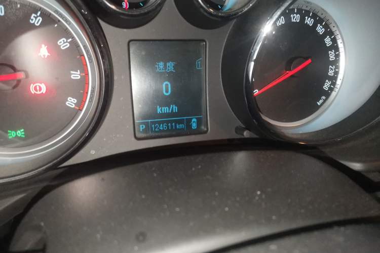 Used Buick Regal 2015 1.6T Leading Technology Model Odometer Close Up