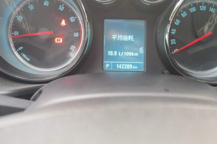 Used Buick Regal 2015 1.6T Fashion Tech Model Odometer Close Up
