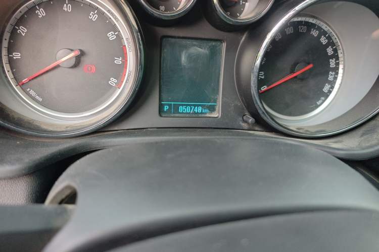 Used Buick Regal 2015 1.6T Leading Technology Model Odometer Close Up