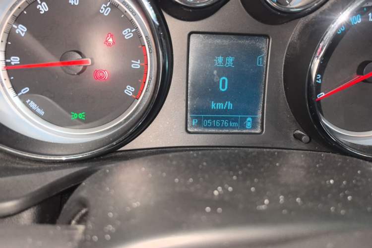Used Buick Regal 2015 1.6T Leading Technology Model Odometer Close Up