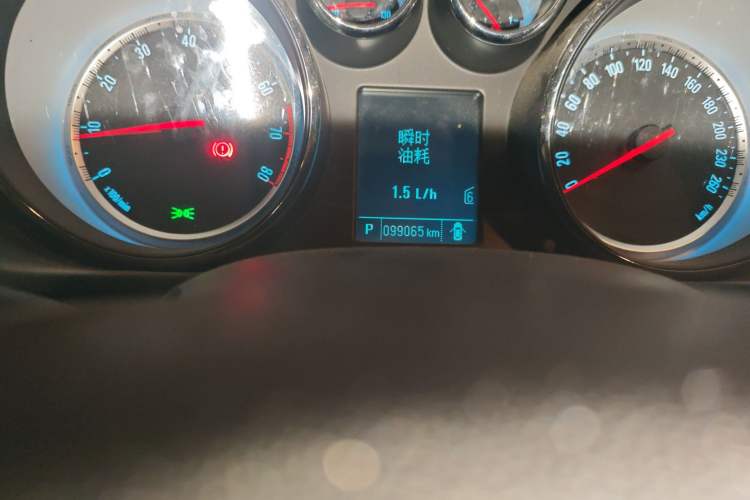 Used Buick Regal 2015 1.6T Fashion Tech Model Odometer Close Up
