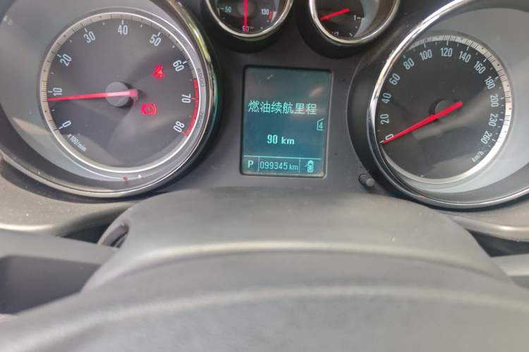 Used Buick Regal 2015 1.6T Leading Technology Model Odometer Close Up