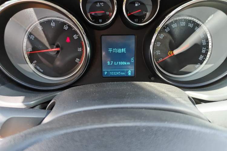 Used Buick Regal 2015 1.6T Leading Technology Model Odometer Close Up