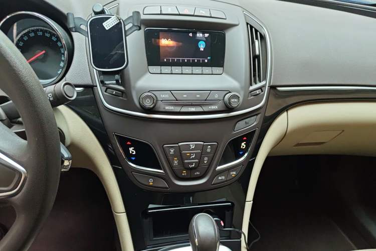 Used Buick Regal 2015 2.0L Leading Fashion Edition Audio And AC Panel