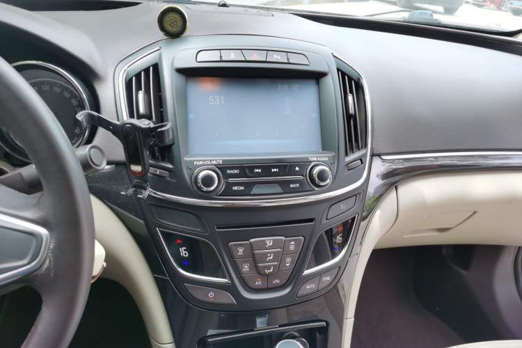 Used Buick Regal 2015 2.0L Leading Fashion Edition Audio And AC Panel