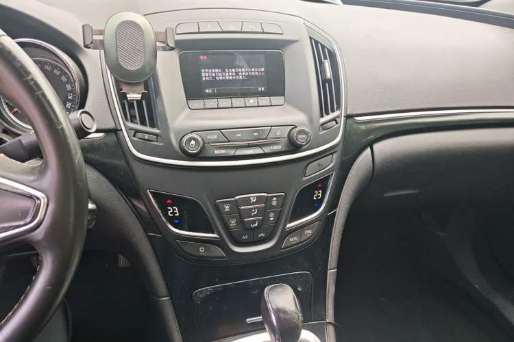 Used Buick Regal 2015 1.6T Leading Technology Model Audio And AC Panel