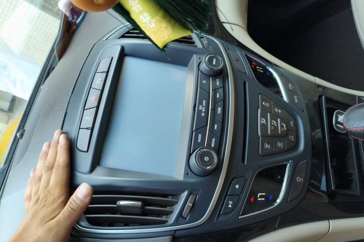 Used Buick Regal 2015 2.0L Leading Fashion Edition Audio And AC Panel