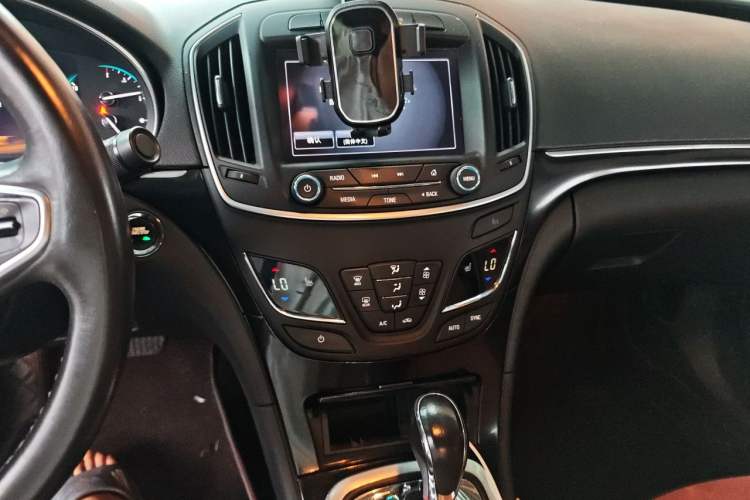 Used Buick Regal 2015 1.6T Elite Tech Model Audio And AC Panel