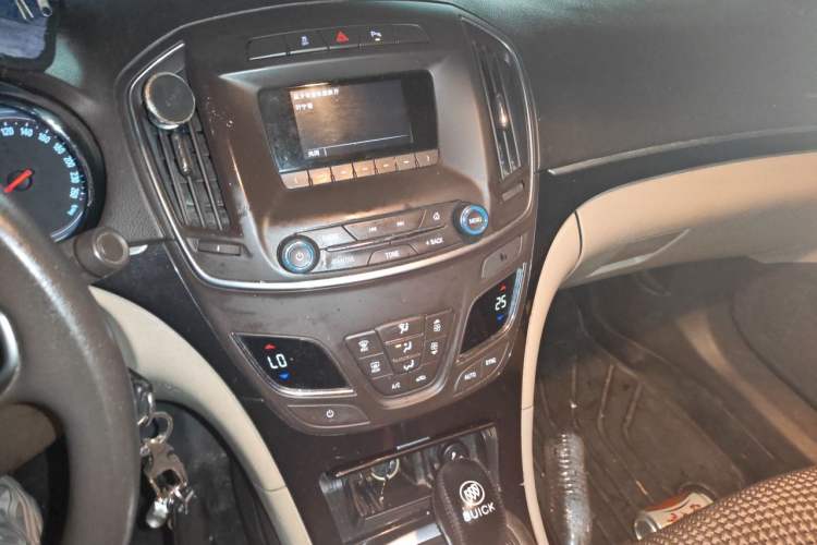 Used Buick Regal 2015 2.0L Leading Fashion Edition Audio And AC Panel