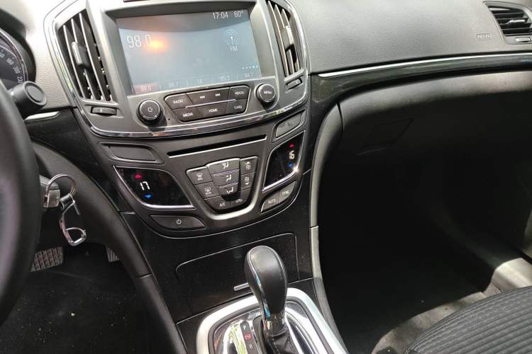 Used Buick Regal 2015 1.6T Leading Technology Model Audio And AC Panel