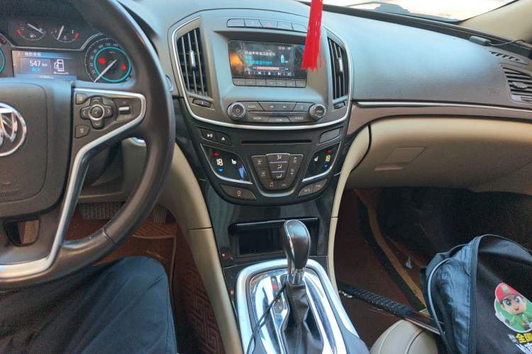 Used Buick Regal 2015 2.0L Elite Fashion Edition Audio And AC Panel