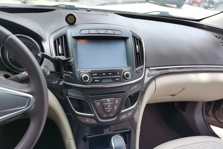 Used Buick Regal 2015 2.0L Leading Fashion Edition Center Console