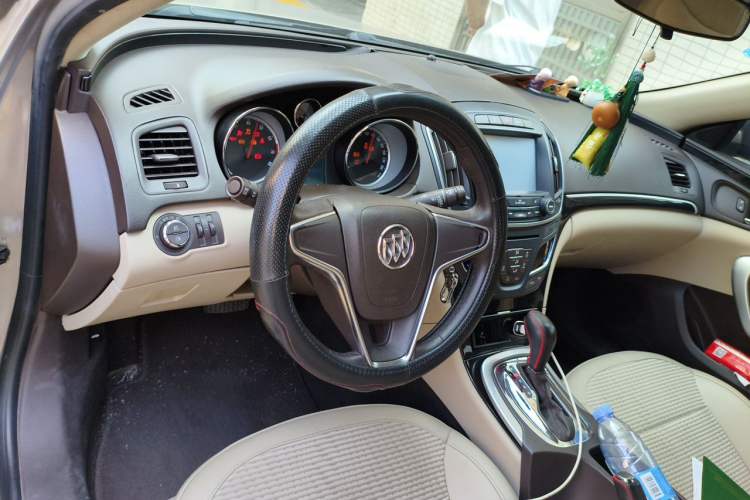 Used Buick Regal 2015 2.0L Leading Fashion Edition Center Console