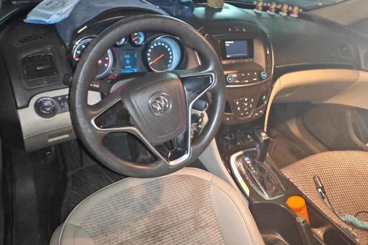 Used Buick Regal 2015 2.0L Leading Fashion Edition Center Console