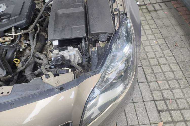 Used Buick Regal 2015 2.0L Elite Fashion Edition Engine Bay Left