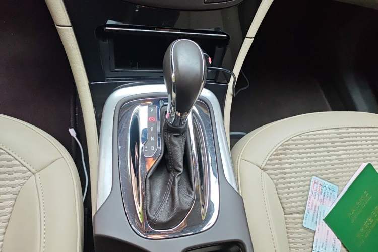 Used Buick Regal 2015 2.0L Leading Fashion Edition Gear Lever